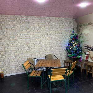 Кафе та магазини